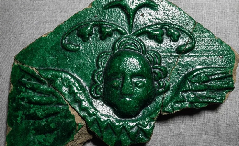 Фрагмент паліванай кафлі-каронкі з галоўкай херувіма з Навагрудка