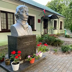Бюст Тадэвушу Касцюшку перад музеем у Малых Сяхновічах