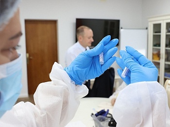 У Беларусі выяўлены новы штам каронавіруса «амікрон-ніндзя». Чым ён небяспечны?