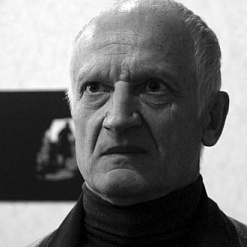Алесь Разанаў за прылаўкам кнігарні «логвінаЎ»