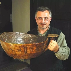 Літоўскі этнаастраном Ёнас Вайшкунас з каўшом-брацінай з Музея беларускага народнага мастацтва ў Раўбічах