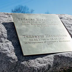 Падмурак з беларускага валуна і новая мемарыяльная таблічка для помніка Тадэвушу Касцюшку ў швейцарскім Залатурне