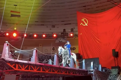 У Гомельскім цырку паказалі праграму да 80‑годдзя перамогі — з сярпом, молатам і штурмам Рэйхстага