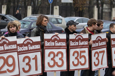 Вуліцы, шыльды і адзіны помнік. У якіх месцах Беларусі ўшанавана памяць Васіля Быкава