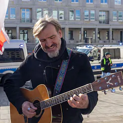 «На канцэртах людзі бачаць маімі вачамі дваццаць мільёнаў беларусаў». Вялікая размова з Пітам Паўлавым пра стэндап, эміграцыю і беларускі рок