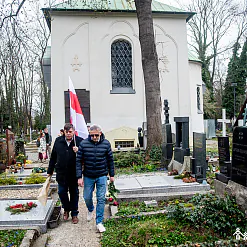 Беларусы ўсклалі кветкі на магілы прэзідэнтам БНР на Дзень Волі ў Празе (фотарэпартаж)
