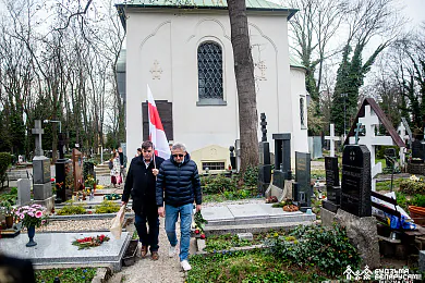 Беларусы ўсклалі кветкі на магілы прэзідэнтам БНР на Дзень Волі ў Празе (фотарэпартаж)