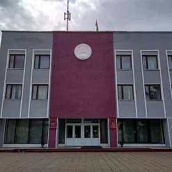 Будынак Краснапольскага райвыканкама з гербам БССР