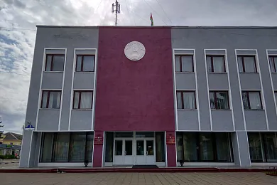 Будынак Краснапольскага райвыканкама з гербам БССР