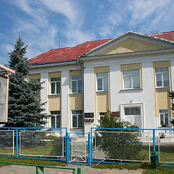 Будынак Парэцкай школы, дзе вучылася Яўгенія Янішчыц, выстаўлены на продаж. Расказваем, якой была амаль двухсотгадовая гісторыя мясцовай адукацыі
