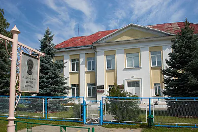 Будынак Парэцкай школы, дзе вучылася Яўгенія Янішчыц, выстаўлены на продаж. Расказваем, якой была амаль двухсотгадовая гісторыя мясцовай адукацыі
