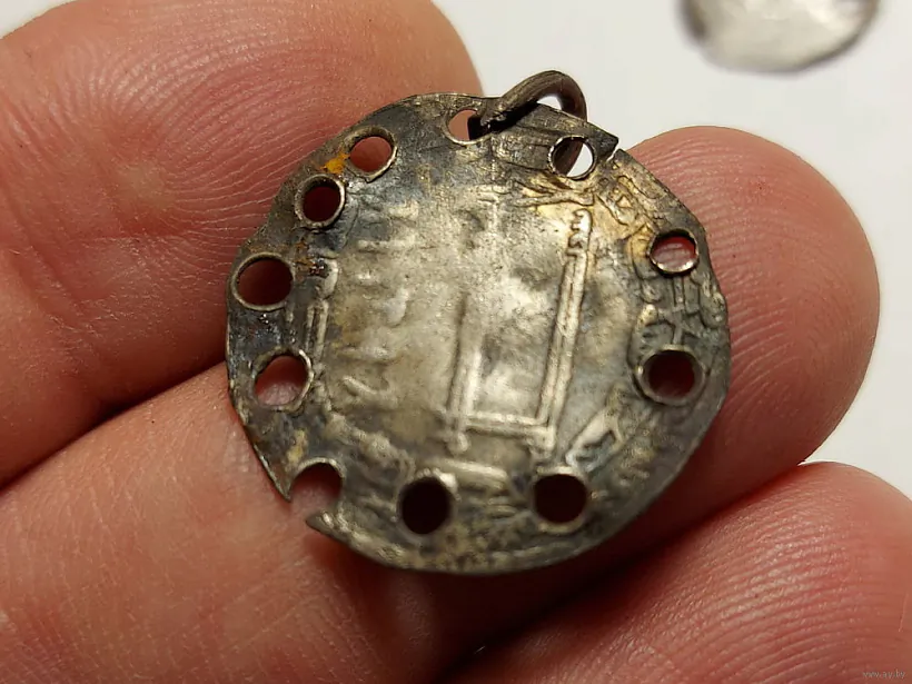 Гэты дырхем актыўна выкарыстоўвалі як упрыгожванне.jpg Гэты дырхем актыўна выкарыстоўвалі як упрыгожванне.jpg