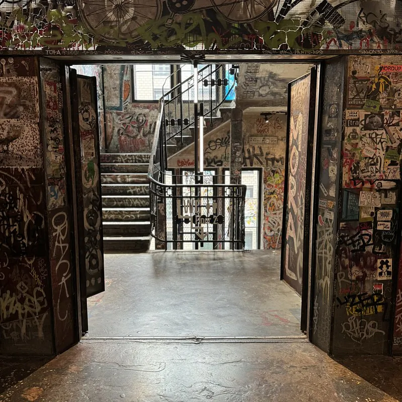 04-tacheles_znutry.jpg 04-tacheles_znutry.jpg