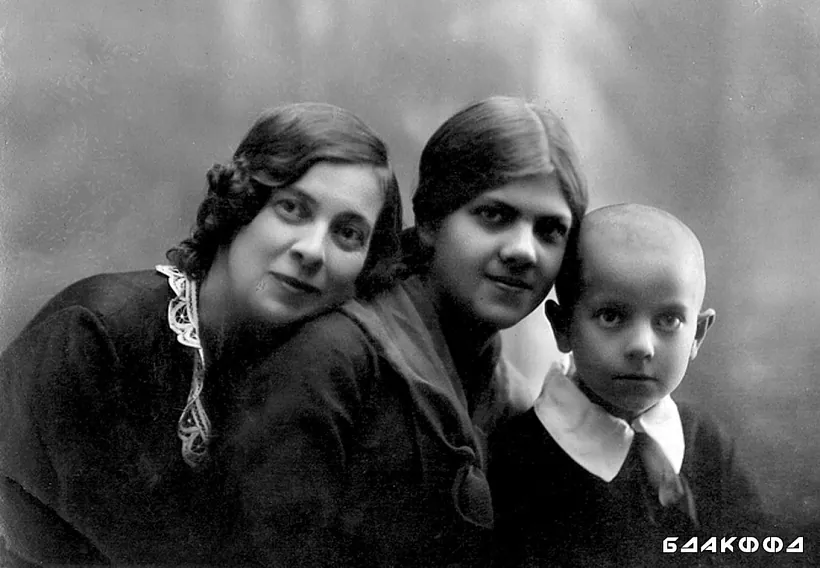 Уладзімір Караткевіч з маці і сястрой Наталляй Уладзімір Караткевіч з маці і сястрой Наталляй