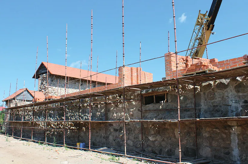 Adnaŭliennie Maloj bramy, u jakuju byŭ umanciravany bunkier časoŭ Pieršaj susvietnaj vajny Adnaŭliennie Maloj bramy, u jakuju byŭ umanciravany bunkier časoŭ Pieršaj susvietnaj vajny