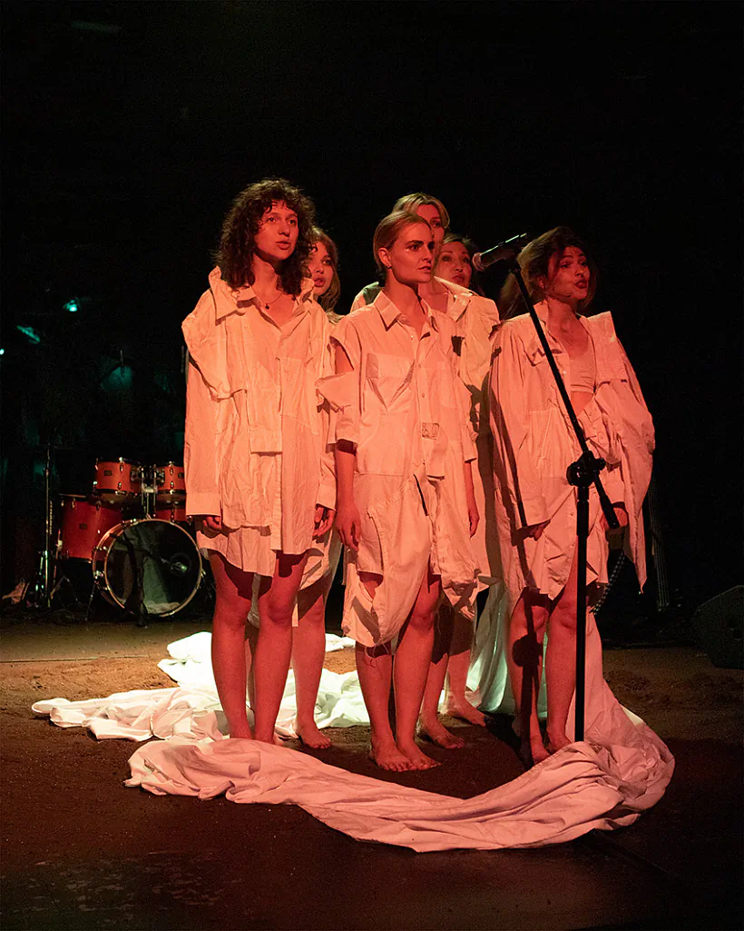 03-scena-sa-spiektaklia.jpg  Сцэна са спектакля «Выйду з лесу, выцягну хрыбет, і ён будзе мне замест мяча»