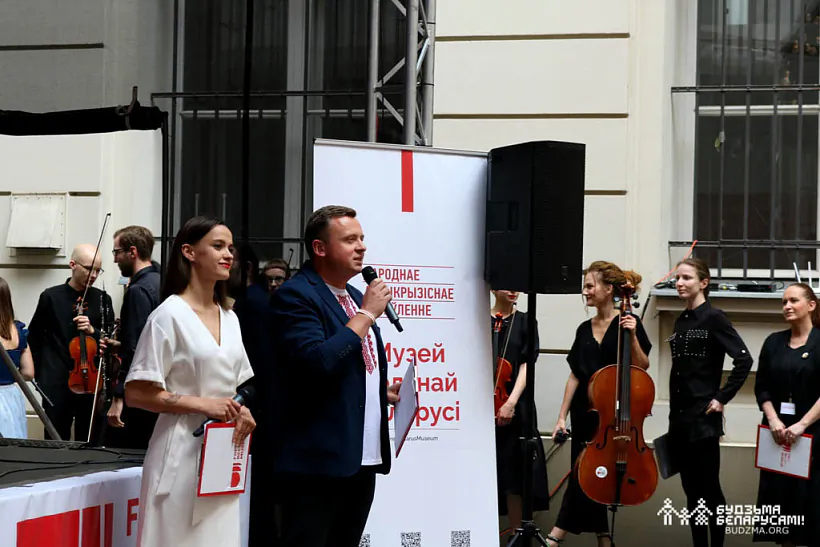 Вядучыя канцэрта падчас Дня народзінаў Музея Вольнай Беларусі Крысціна Дробыш і Сяргей Чуб