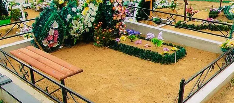 Žoŭty piasočak na mahilie Žoŭty piasočak na mahilie