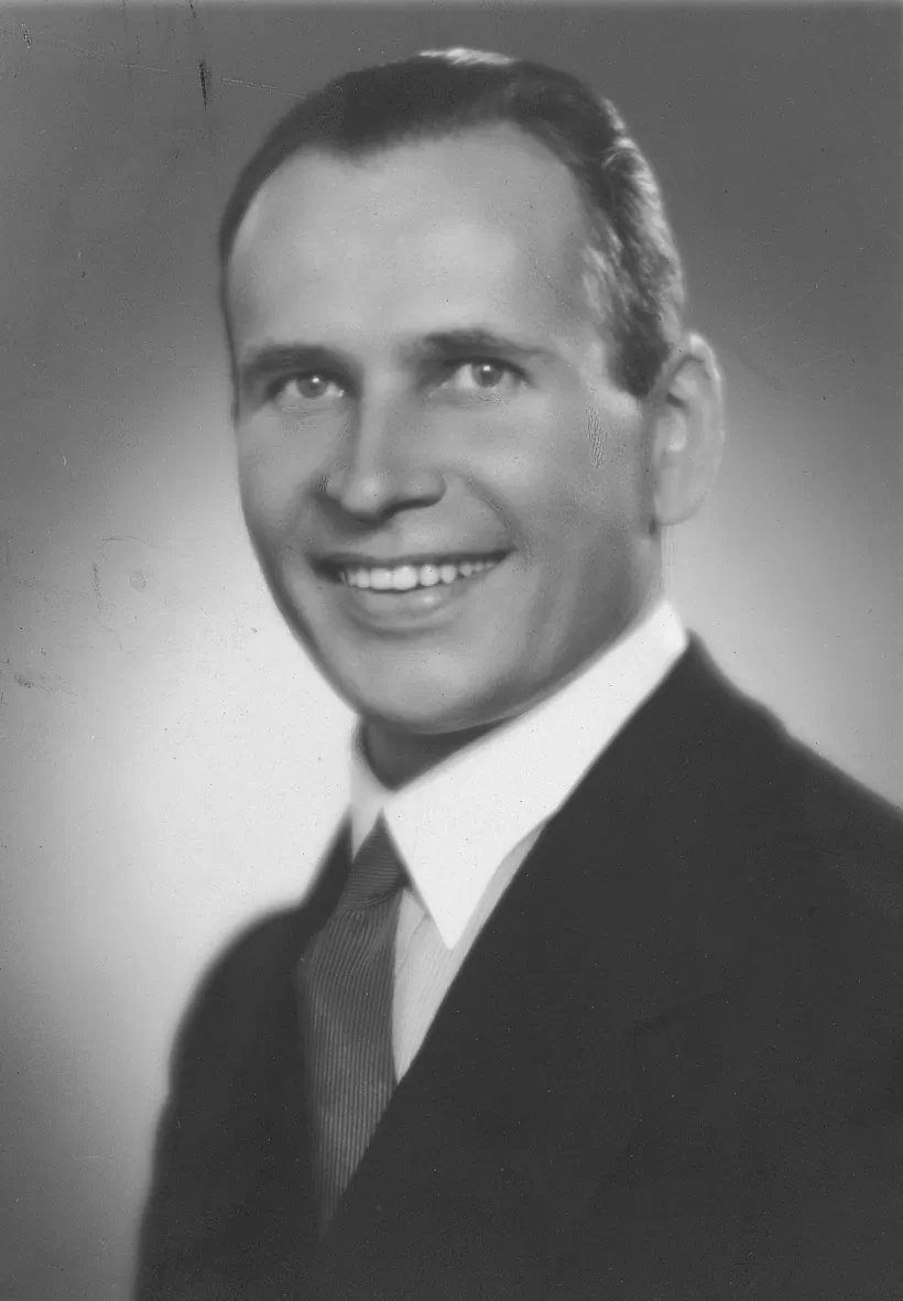 Michaś_Zabejda-Sumicki._Міхась_Забэйда-Суміцкі_(1930-37).jpg Michaś_Zabejda-Sumicki._Міхась_Забэйда-Суміцкі_(1930-37).jpg