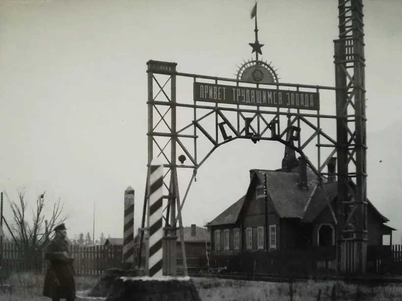 Brama i savieckaja pamiežnaja zastava ŭ Kolasavie Brama i savieckaja pamiežnaja zastava ŭ Kolasavie