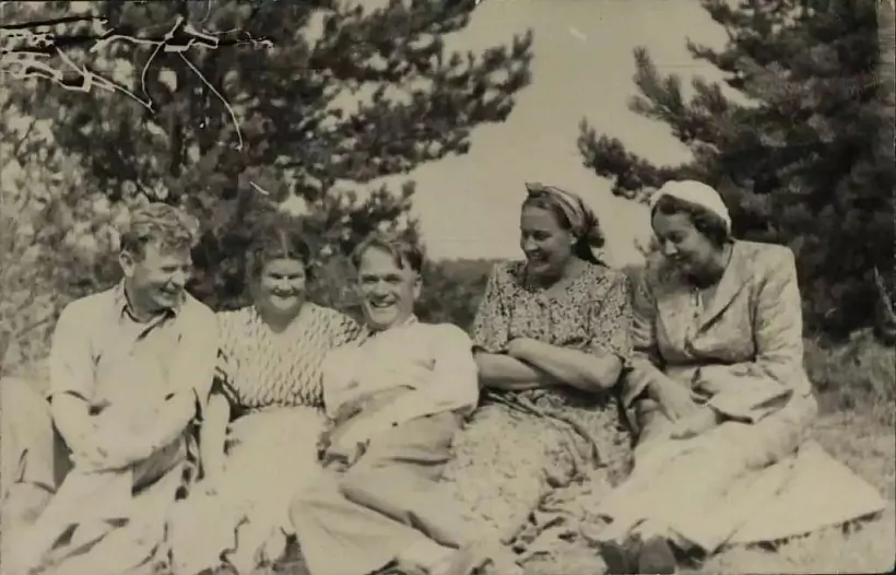 Maksim Tank, Aksana Kuliašova (Viečar), Maksim Lužanin, Sofja Lyńkova, Jaŭhienija Pfliaŭmbaŭm. Narač, 1954. Z fondaŭ Centraĺnaj navukovaj biblijateki imia Ja.Kolasa Maksim Tank, Aksana Kuliašova (Viečar), Maksim Lužanin, Sofja Lyńkova, Jaŭhienija Pfliaŭmbaŭm. Narač, 1954. Z fondaŭ Centraĺnaj navukovaj biblijateki imia Ja.Kolasa