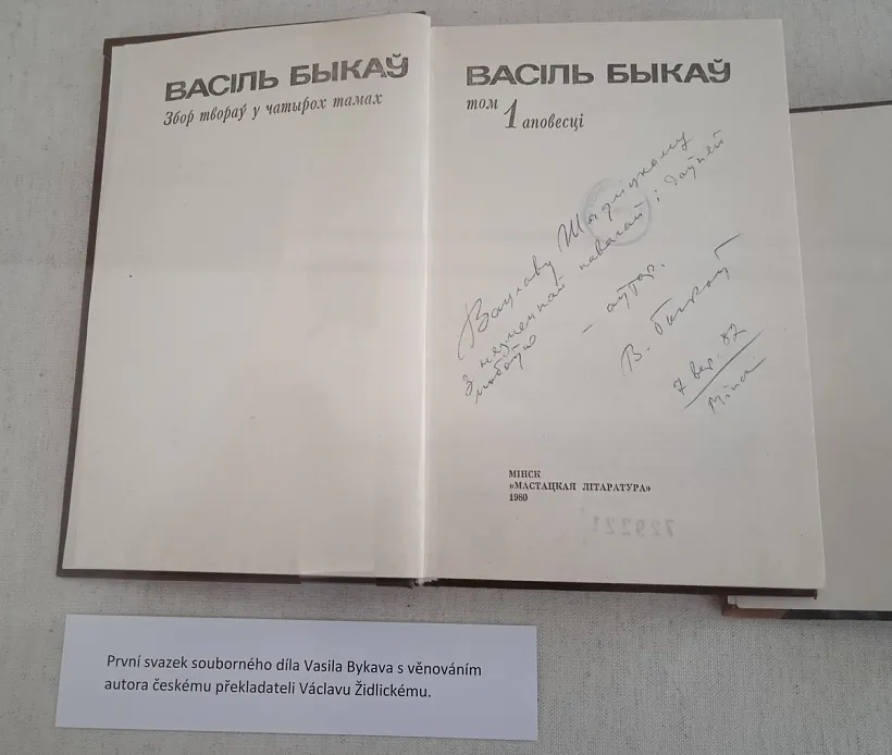 Kniha z aŭtohrafam Vasilia Bykava Vaclavu Šydlickamu