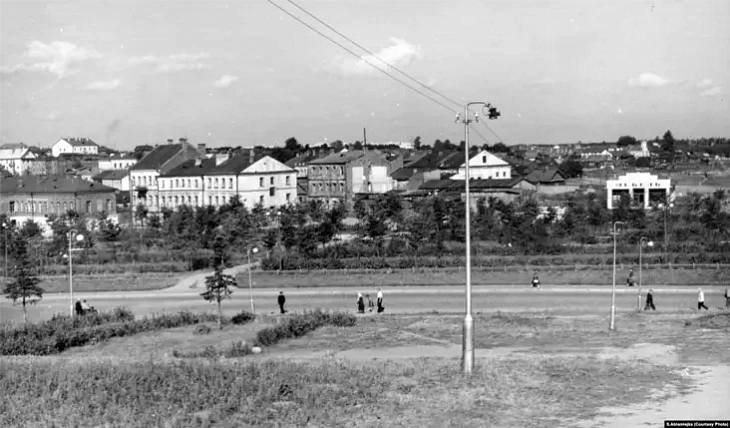 Skvier razbity na terytoryi zabudovy byloha Zamčyšča