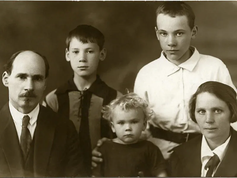 Jakub Kolas z žonkaj i dziećmi, 1928 hod Jakub Kolas z žonkaj i dziećmi, 1928 hod