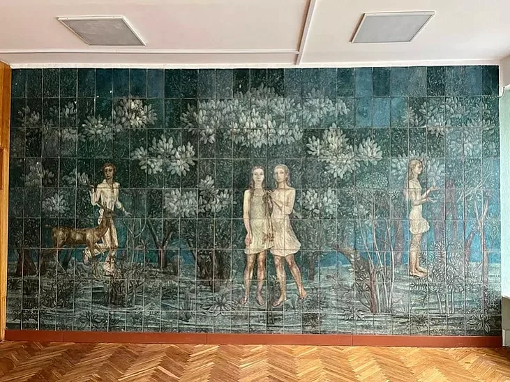 Kieramičnaje pano «Maładosć» pracy Jaŭhiena Kuzniacova ŭ Aksakaŭščyni