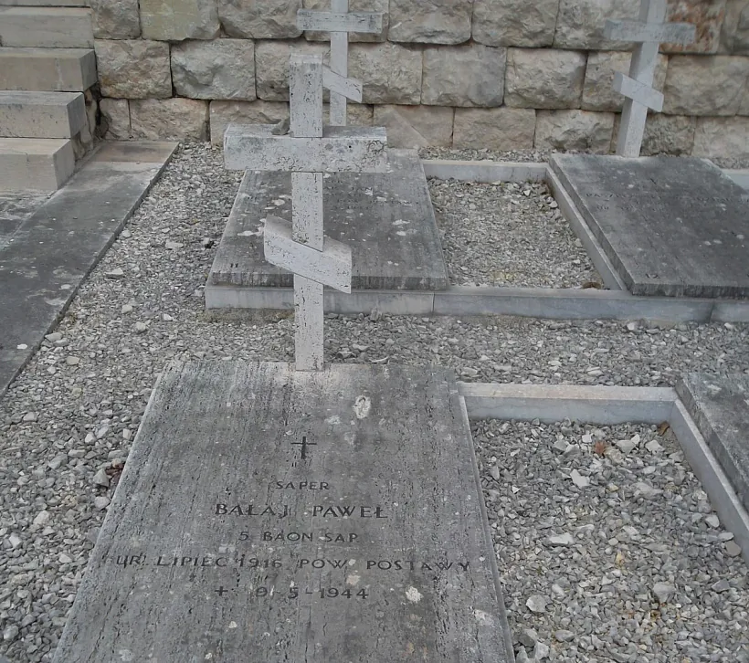 Pravaslaŭny kryž na mahilie sapiora Siarhieja Balaja