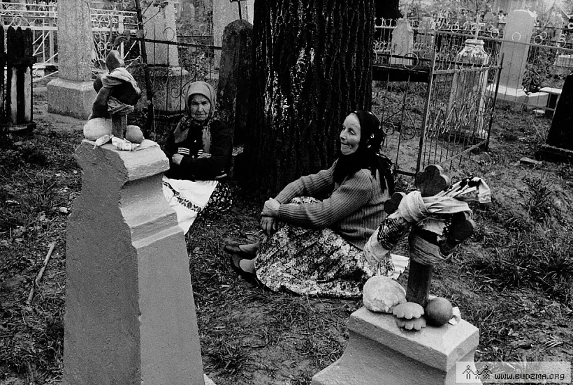 U dzień paminaĺnaha abradu Dziady kalia nadmahiĺnych muravanych pomnikaŭ z paminaĺnym pačastunkam