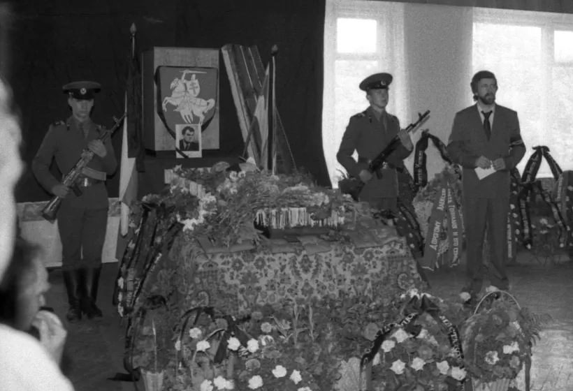 Chavali byloha kamandzira partyzanskaha atrada Kalinoŭskaha Aliaksieja Karpiuka pad dziaržaŭnym sciaham i z hanarovaj vartaj. 1992 h (1) Chavali byloha kamandzira partyzanskaha atrada Kalinoŭskaha Aliaksieja Karpiuka pad dziaržaŭnym sciaham i z hanarovaj vartaj. 1992 h (1)