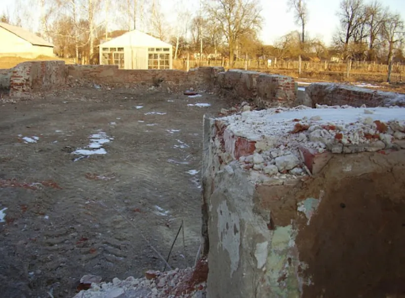 Засталіся толькі падмуркі ад стайняў, і тыя не ўваходзяць у музейны комплекс. Фота аўтара