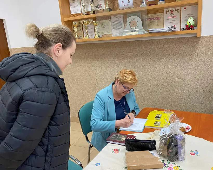 Halina Maksimiuk padpisvaje svaju knihu Halina Maksimiuk padpisvaje svaju knihu