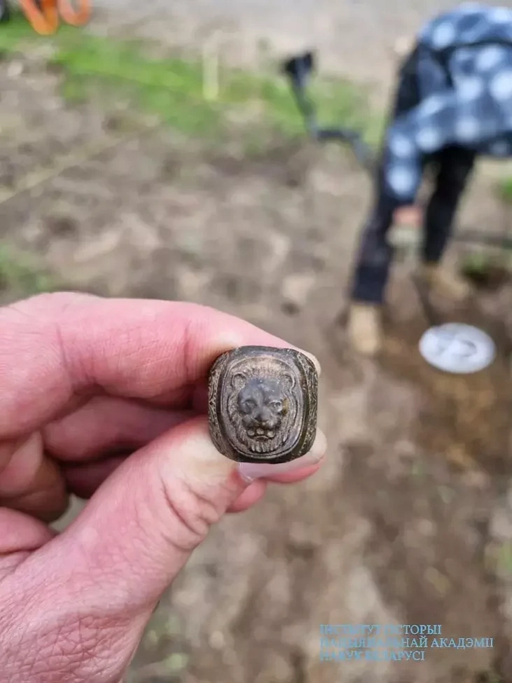 Piarscionak z vyjavaj halavy ĺvy, vyjaŭlieny ŭ pieršyja dni raskopak vala Zaslaŭskaha zamka