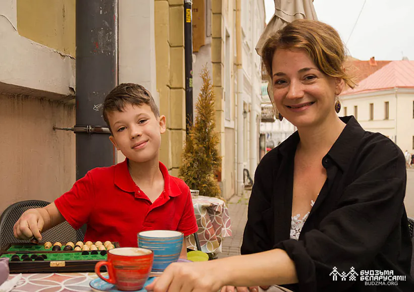 пісьменніца Наталка Харытанюк з сынам Багданам