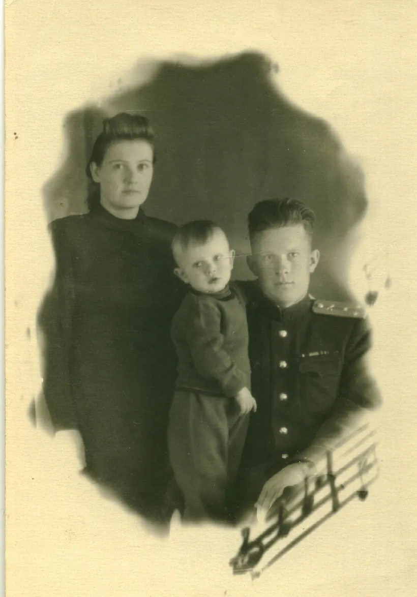 Vasiĺ BYkaŭ razam z pieršaj žonkaj Nadziejaj i synam Siarožam Vasiĺ BYkaŭ razam z pieršaj žonkaj Nadziejaj i synam Siarožam