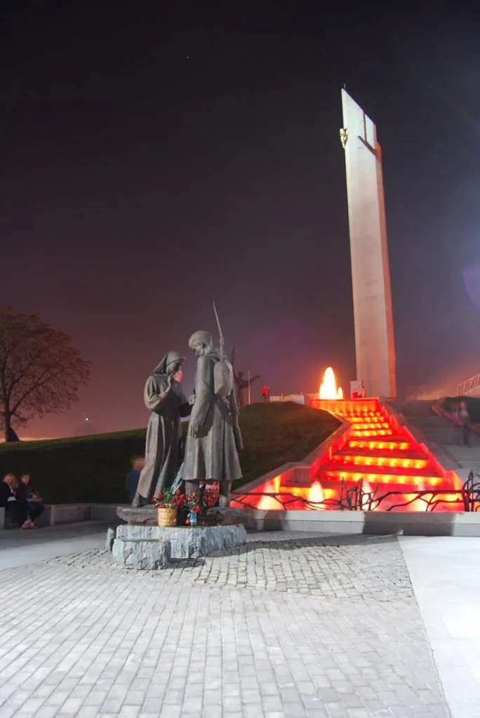 pomnik-shaternika-685x1024.jpg pomnik-shaternika-685x1024.jpg