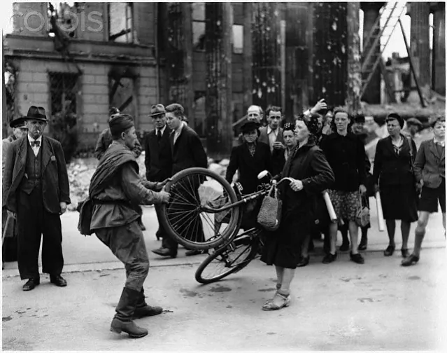 06_Знакаміты_здымак_на_якім_савецкі_жаўнер_забірае_ў_немкі_ровар.jpg 06_Знакаміты_здымак_на_якім_савецкі_жаўнер_забірае_ў_немкі_ровар.jpg