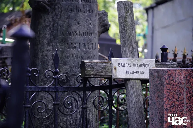 Stary kryž na mahilie Vaclava Ivanoŭskaha
