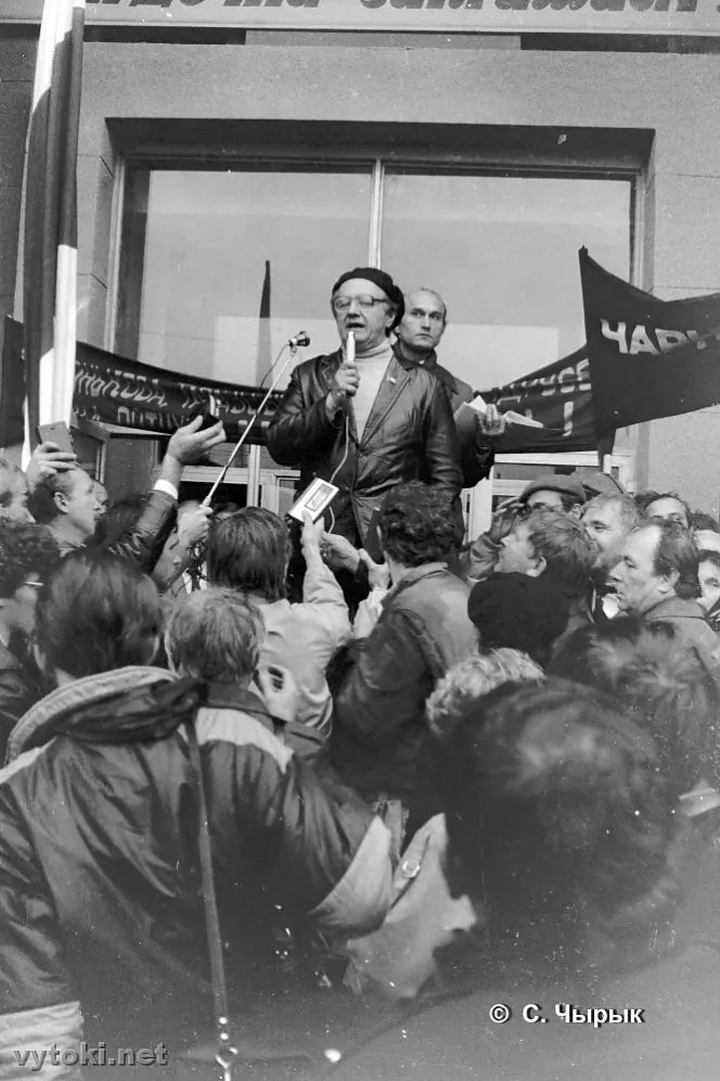 Pramaŭliaje Alieś Adamovič. Za im staić Zianon Paźniak