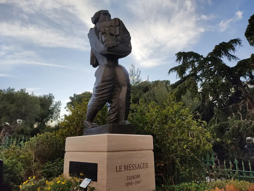 Kopija skuĺptury Vosipa Cadkina «Paslannik» aĺbo «Marak» u Manaka