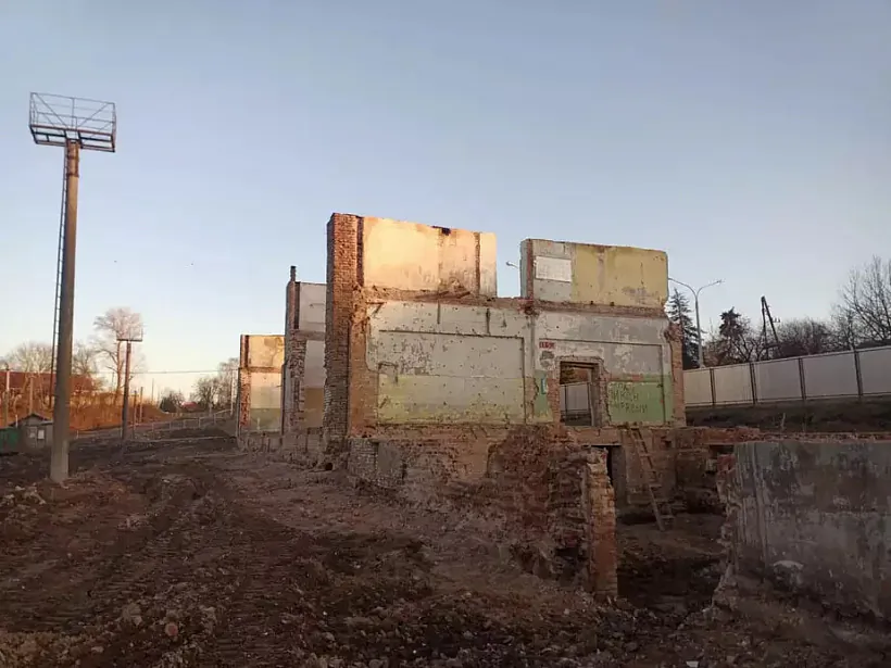 Reštki adnaho z budynkaŭ brovara pa vul. Čyžeŭskich, 17 ciapier Reštki adnaho z budynkaŭ brovara pa vul. Čyžeŭskich, 17 ciapier