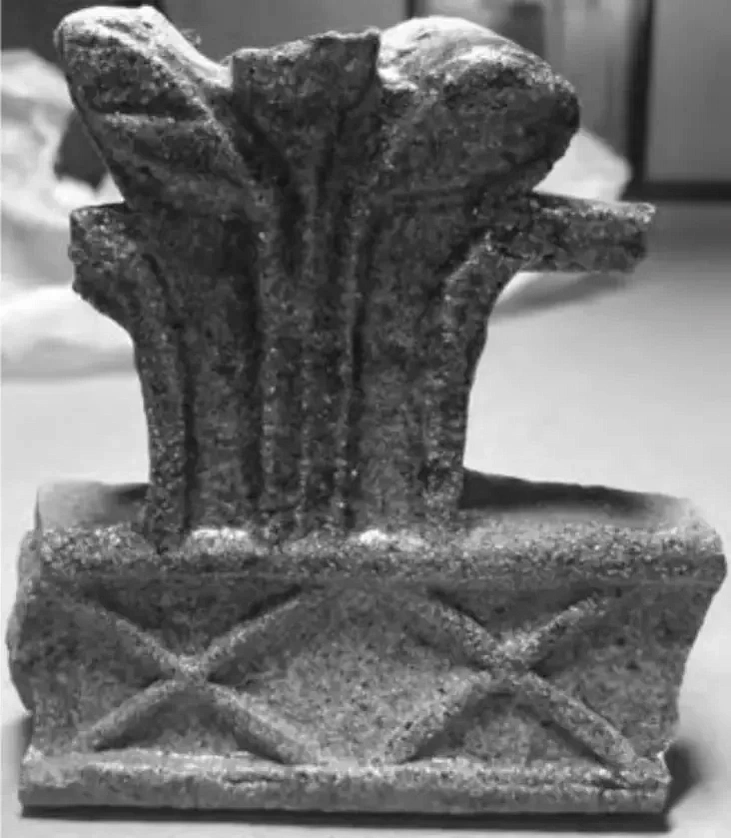 Piačnaja hłazuravanaja kafla-karonka z Navahrudka