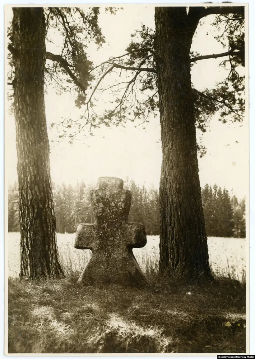 Kamienny kryž u vioscy Rapiachi Kamienny kryž u vioscy Rapiachi