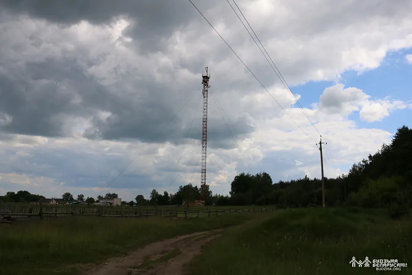 Sprava — miesca, dzie, pa slovach niekatorych žycharoŭ Parachonska, stajaŭ palac baćkoŭ Zofji Chamiantoŭskaj, kniazioŭ Druckich-Liubieckich. Červień 2021 h.