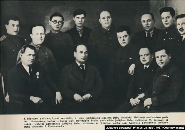 Na zdymku siadzić u centry P.Panamarenka, pieršy sprava — A.Śniečkus. Narada CŠPR u Maskvie Na zdymku siadzić u centry P.Panamarenka, pieršy sprava — A.Śniečkus. Narada CŠPR u Maskvie