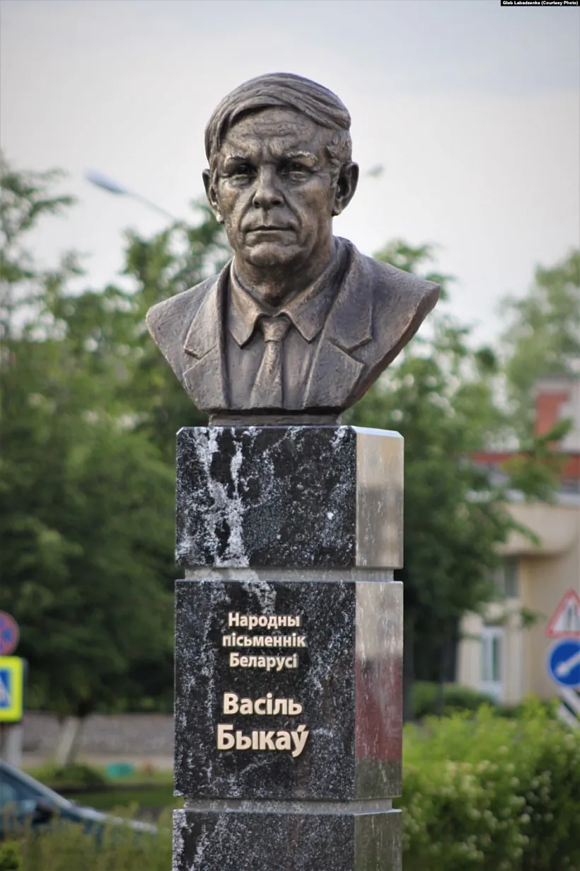 Помнік Васіля Быкава ва Ушачах. Крыніца: svaboda.org