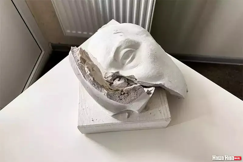 Biust zasnavaĺnika «Našaj Nivy» Ivana Luckieviča ŭ našy dni razbili na kavalki liudzi, jakija ličać siabie achoŭnikami pravaparadku