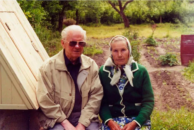 Vasiĺ Bykaŭ z siastroj Valiancinaj